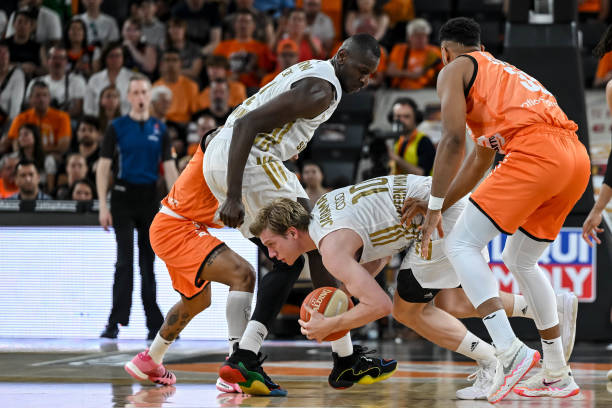 他一直以坚 他一直以坚